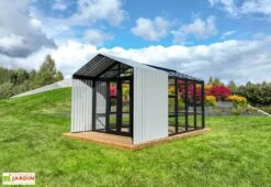Serre De Jardin En Bois Et Verre Trempé Avec Panneaux Occultants – Mimosas 11 Serre De Jardin En Bois Et Verre Trempé Avec Panneaux Occultants – Mimosas -Garanta Jardin Magasin avancee serre jardin verre bois stali 1