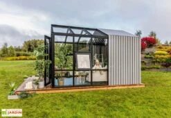 Serre De Jardin En Bois Et Verre Trempé Avec Panneaux Occultants – Jasmin 11 Serre De Jardin En Bois Et Verre Trempé Avec Panneaux Occultants – Jasmin -Garanta Jardin Magasin serre jardin stali design 05
